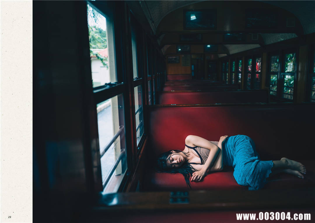 马场富美加首部旅行书《马场ふみか ばばたび》：沉浸在树熊的拥抱中！