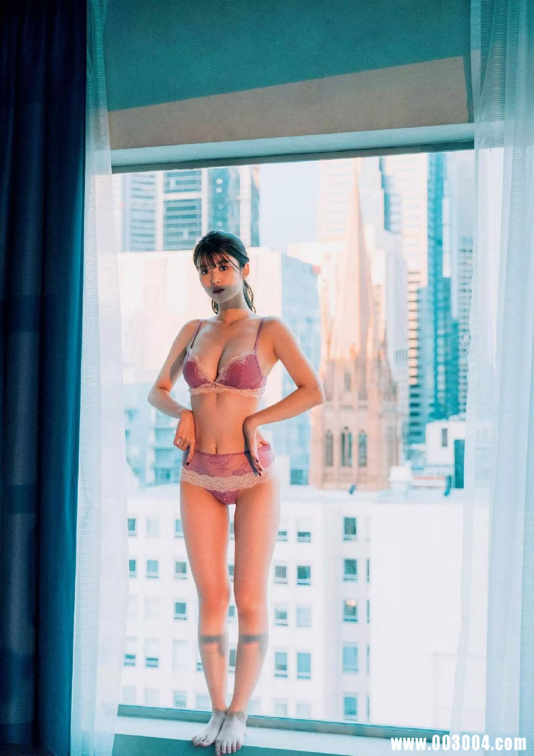 马场富美加首部旅行书《马场ふみか ばばたび》：沉浸在树熊的拥抱中！