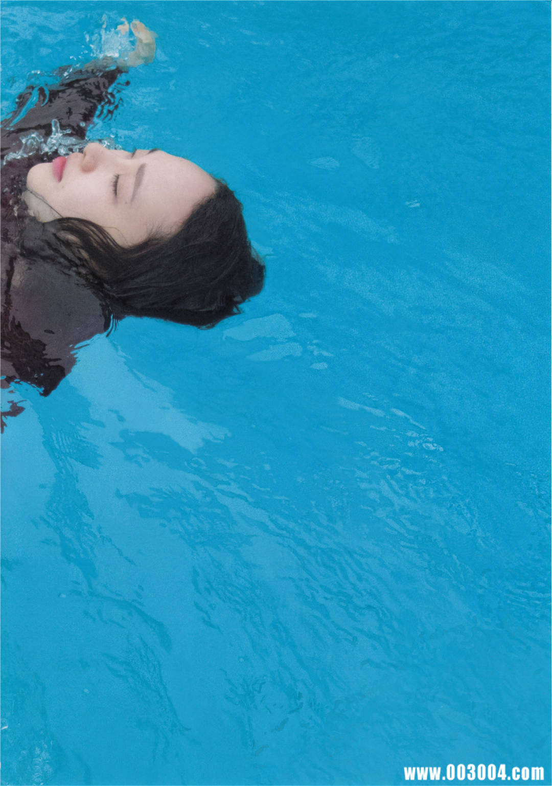 “噶宝” | 高桥朱里1st写真集《暧昧な自分》