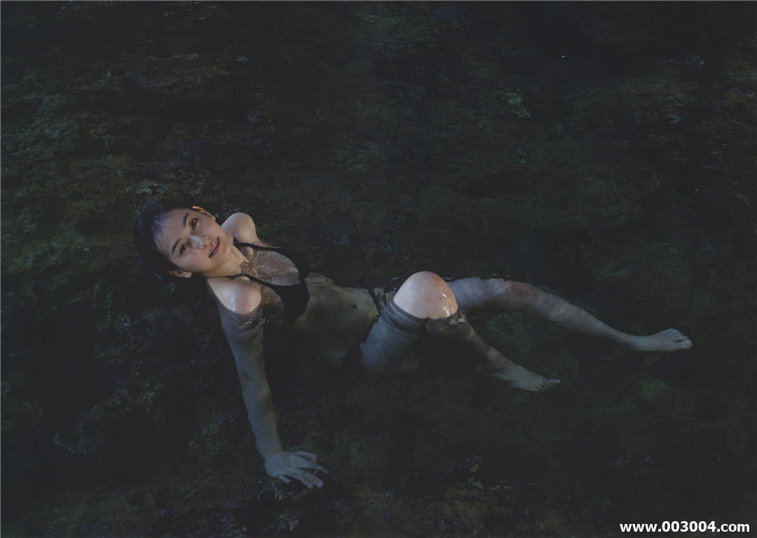 17岁初绽放 | 植村朱莉写真集《AKARI》