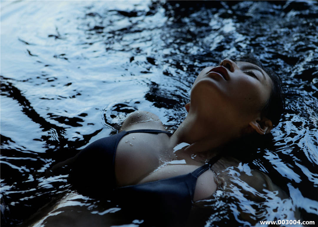 17岁初绽放 | 植村朱莉写真集《AKARI》