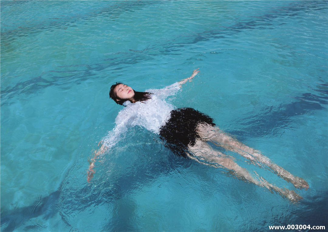 17岁初绽放 | 植村朱莉写真集《AKARI》