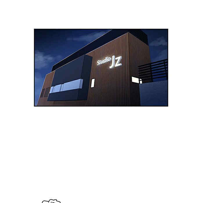 被女神环绕的男人