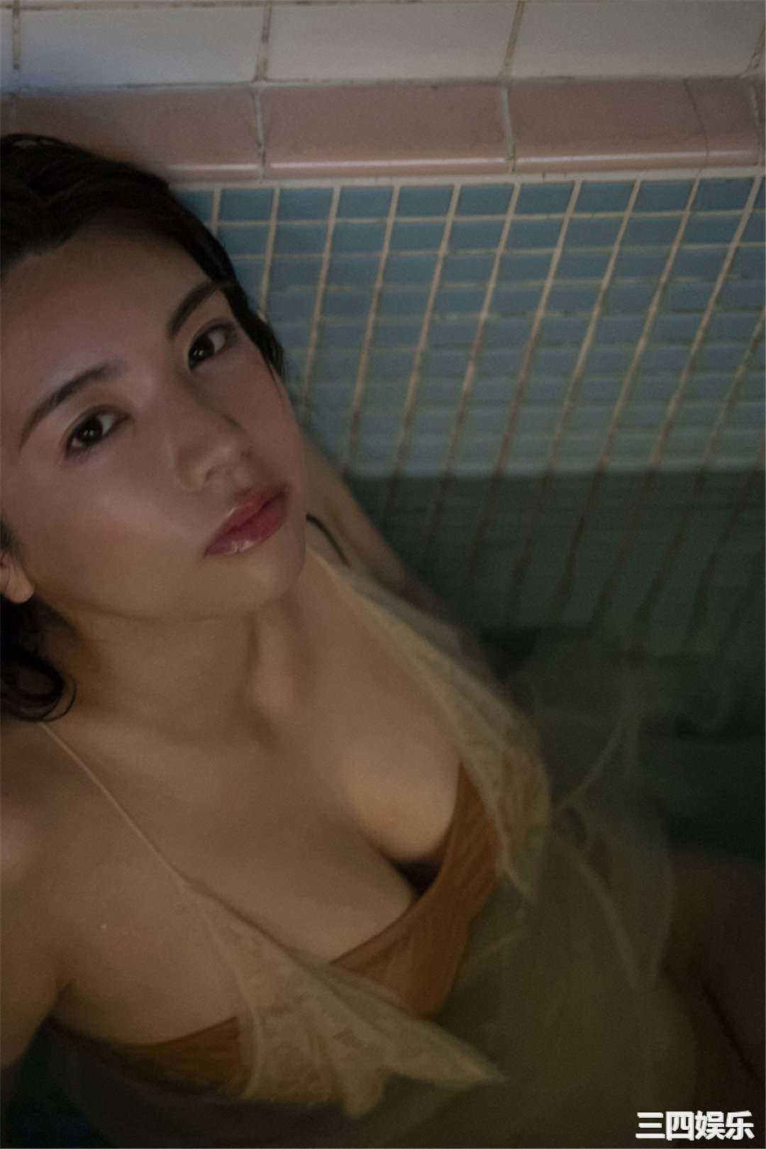 仲村美海写真集《雨の日は君と…》高清全本