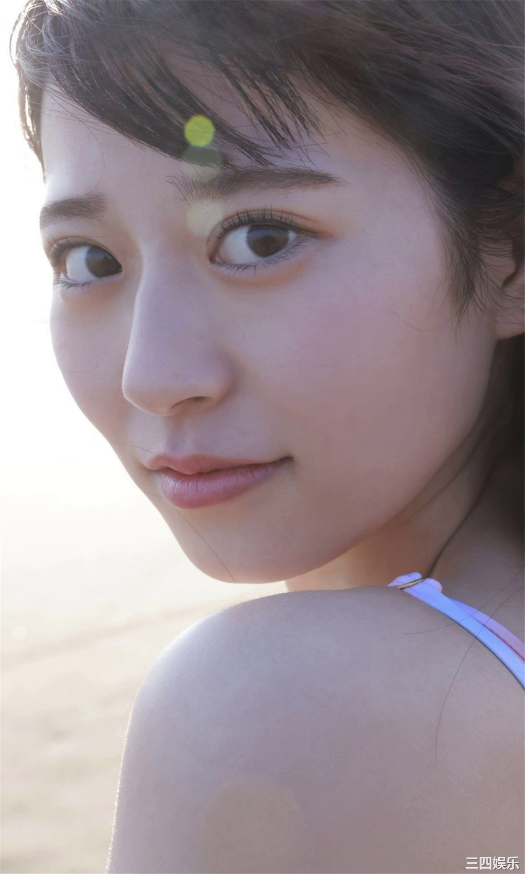 月足天音写真集《斜め45度、困り顔の天使。》高清全本