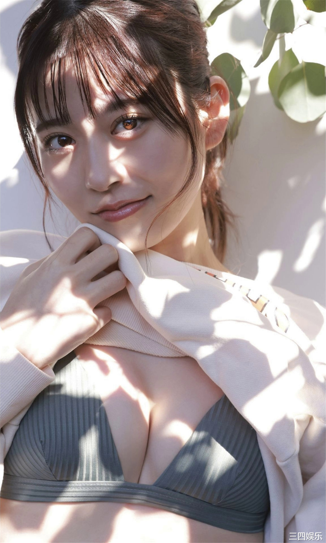 月足天音写真集《斜め45度、困り顔の天使。》高清全本