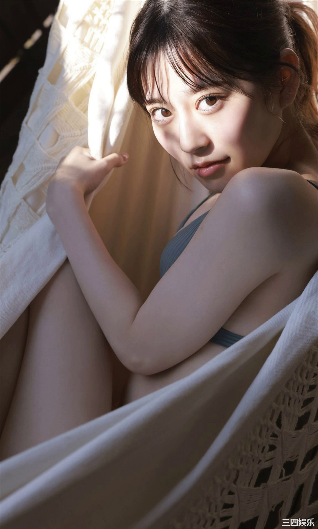 月足天音写真集《斜め45度、困り顔の天使。》高清全本