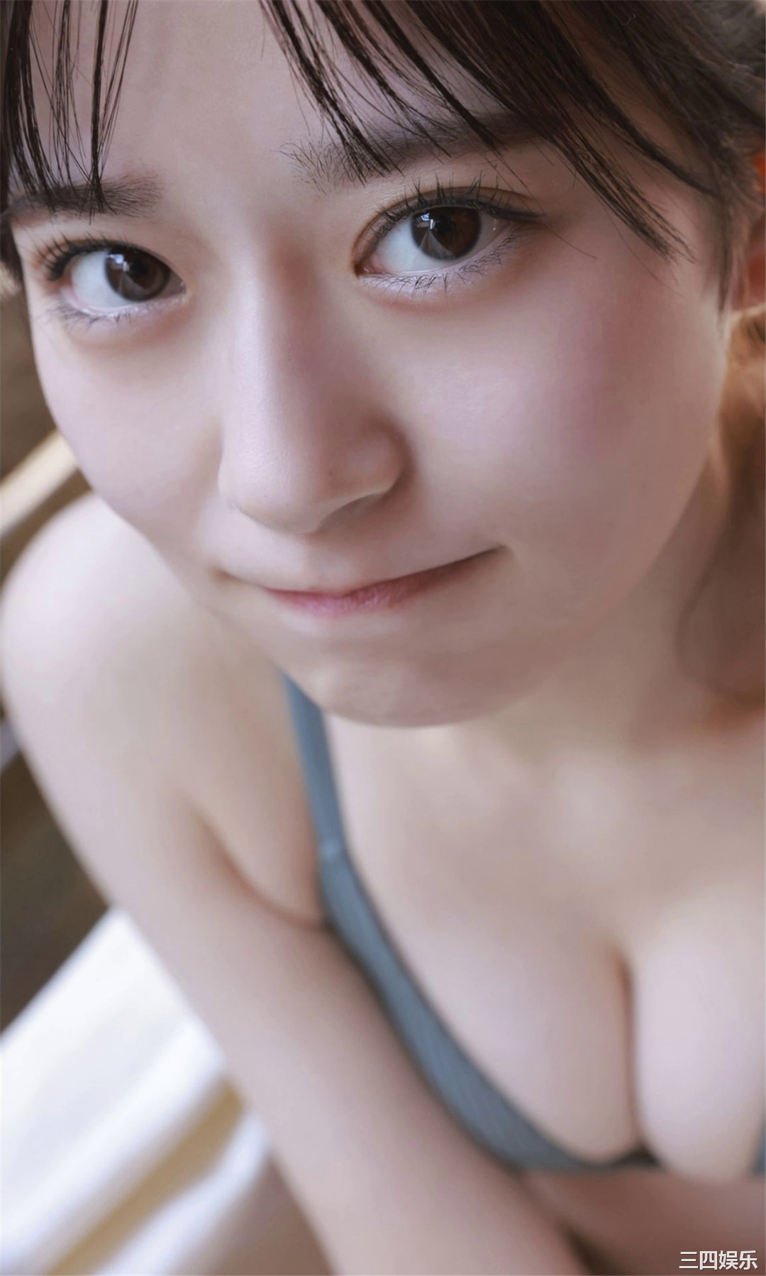 月足天音写真集《斜め45度、困り顔の天使。》高清全本