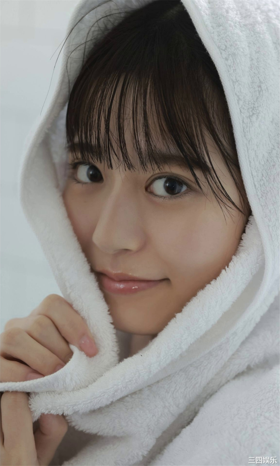 月足天音写真集《斜め45度、困り顔の天使。》高清全本