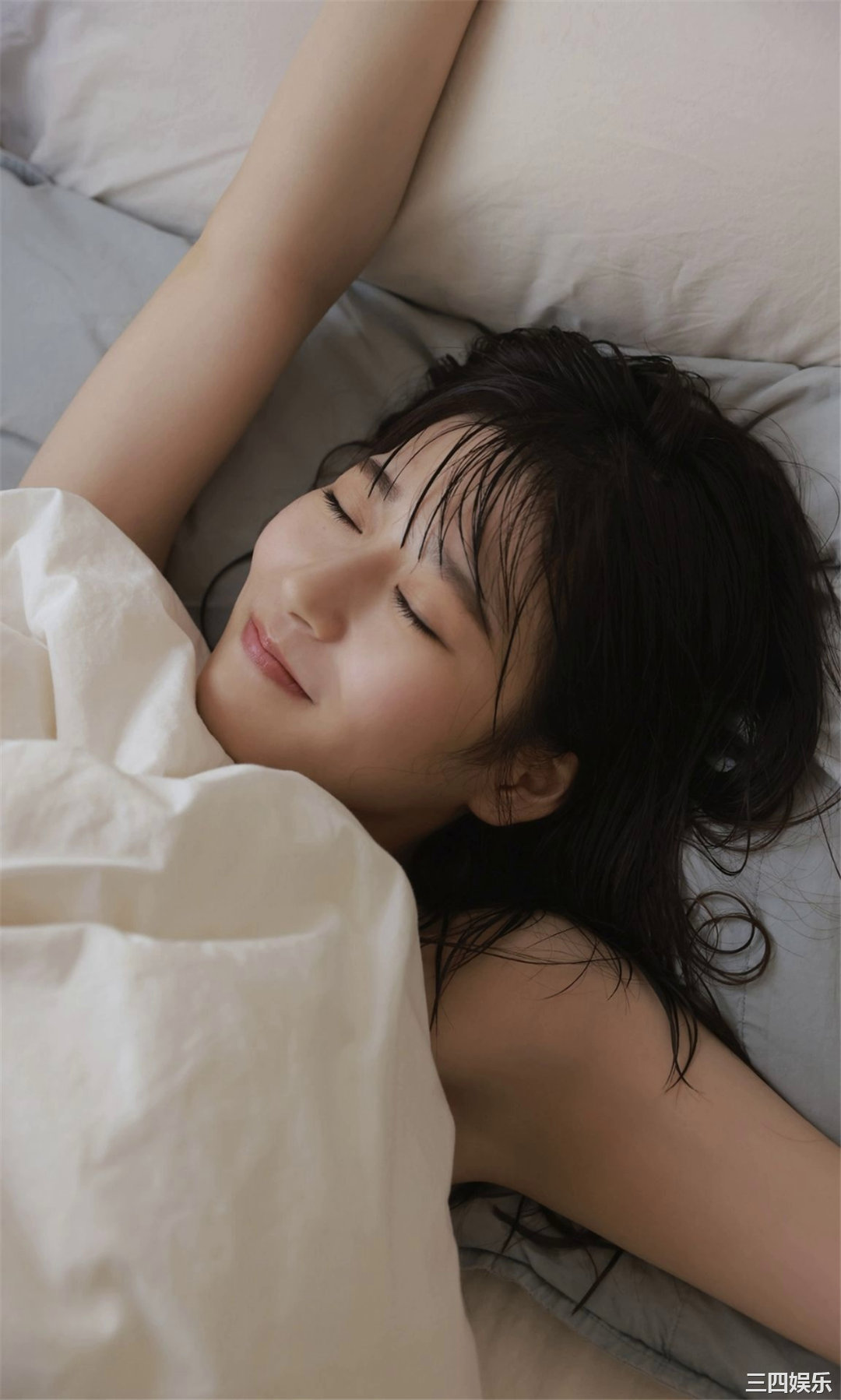 月足天音写真集《斜め45度、困り顔の天使。》高清全本