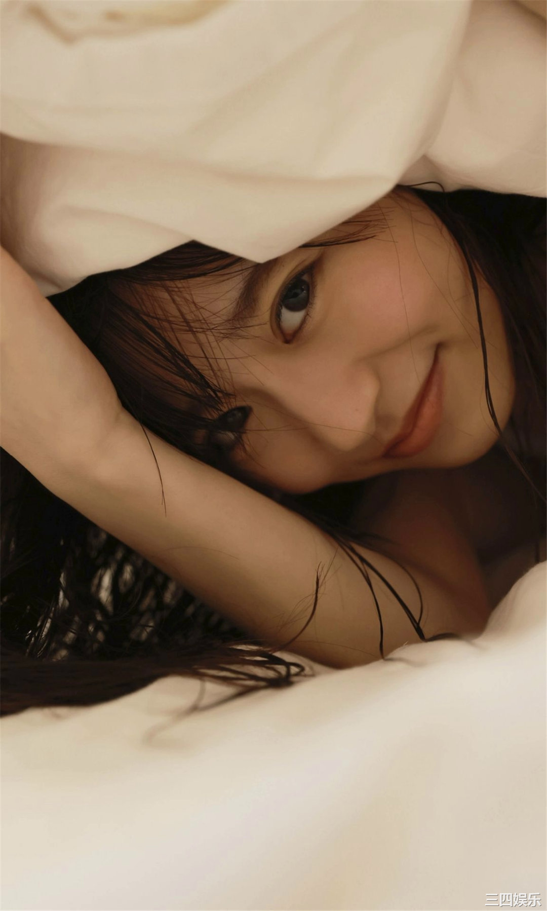 月足天音写真集《斜め45度、困り顔の天使。》高清全本