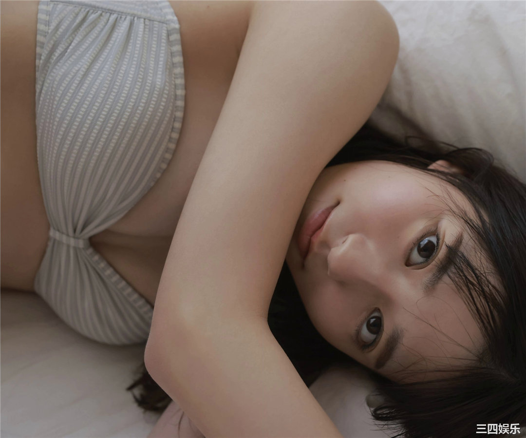 月足天音写真集《斜め45度、困り顔の天使。》高清全本