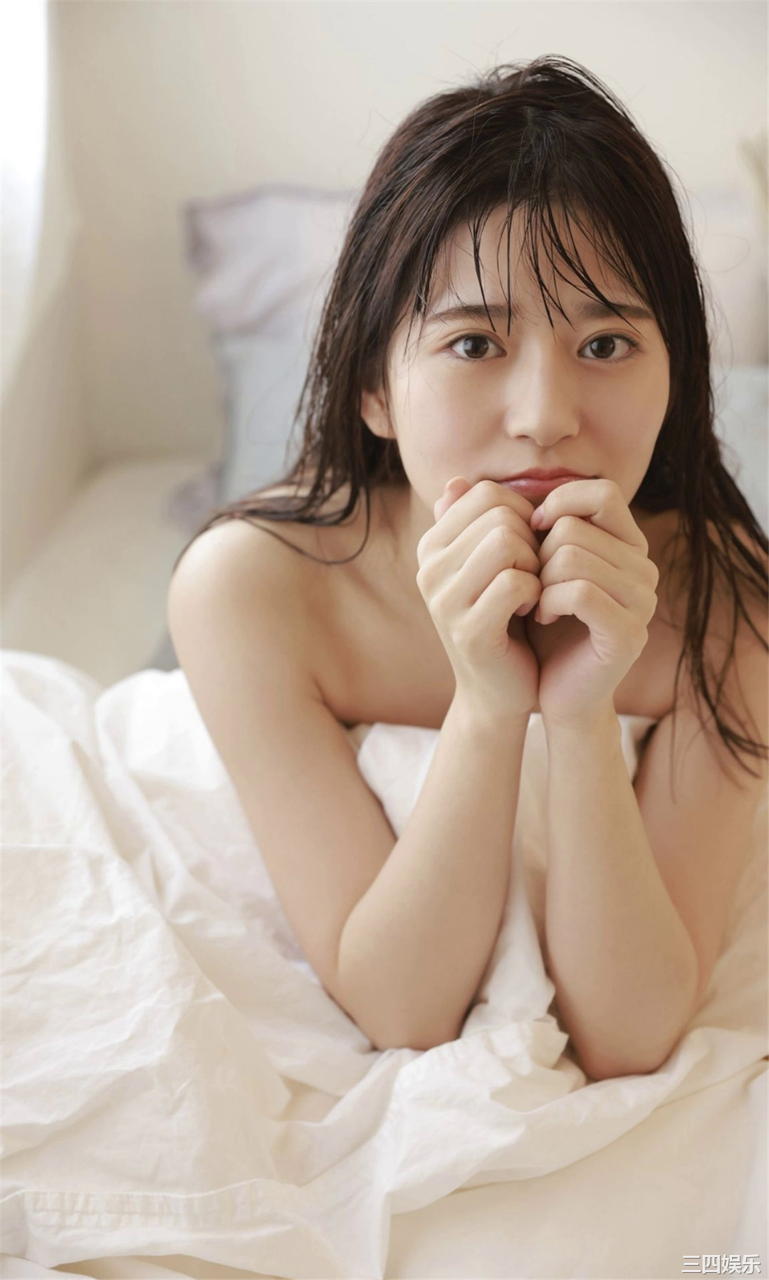 月足天音写真集《斜め45度、困り顔の天使。》高清全本