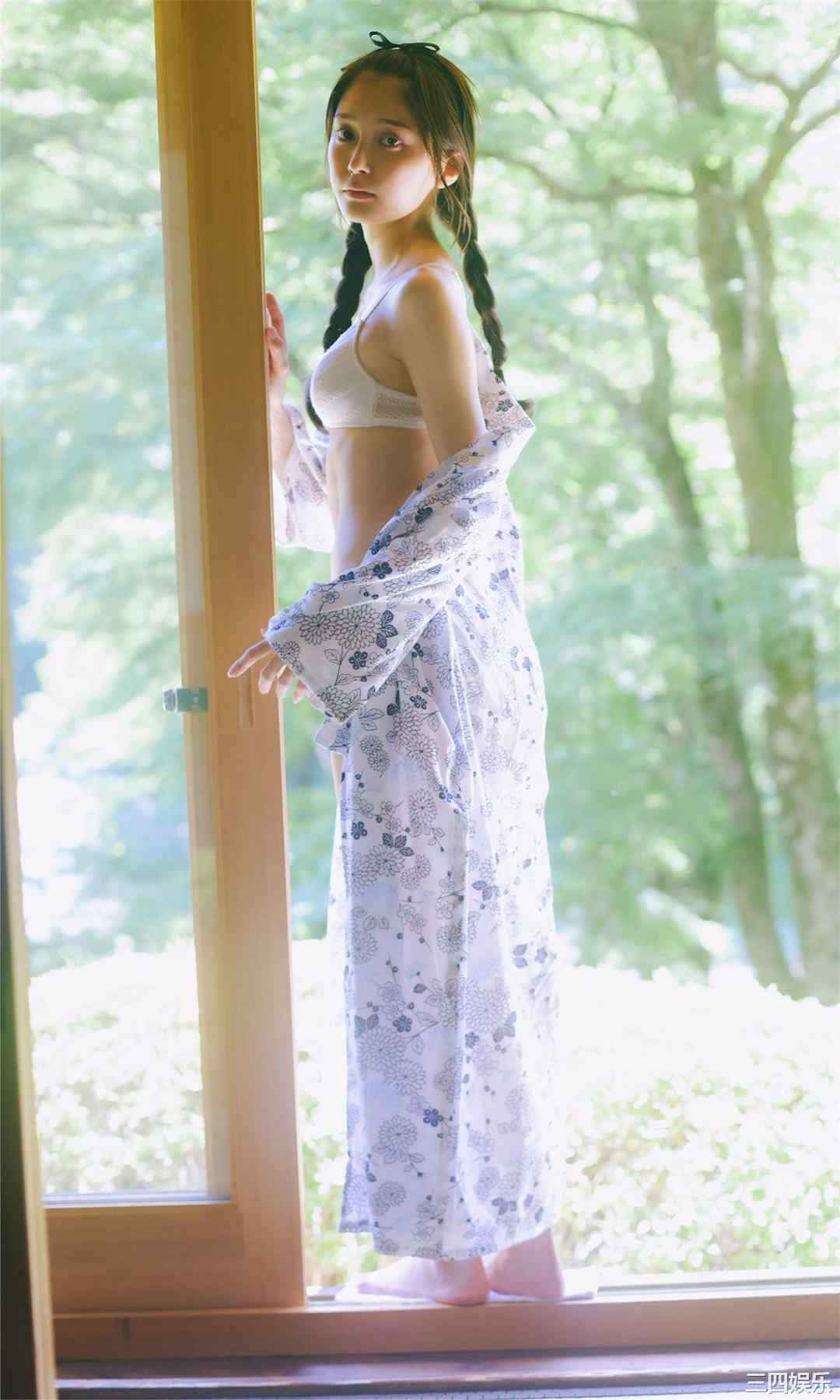 小山璃奈写真集《紅い花》高清全本