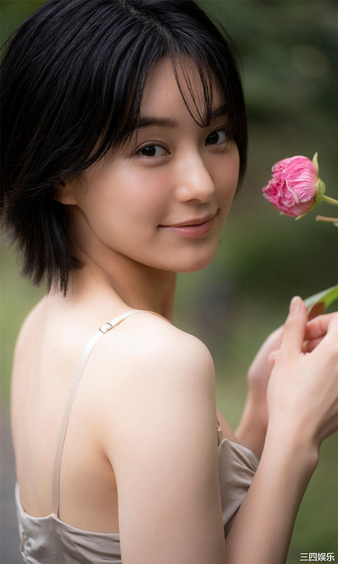 新田桃子写真集《ドンブラ一人三役女優、初グラビア》高清全本