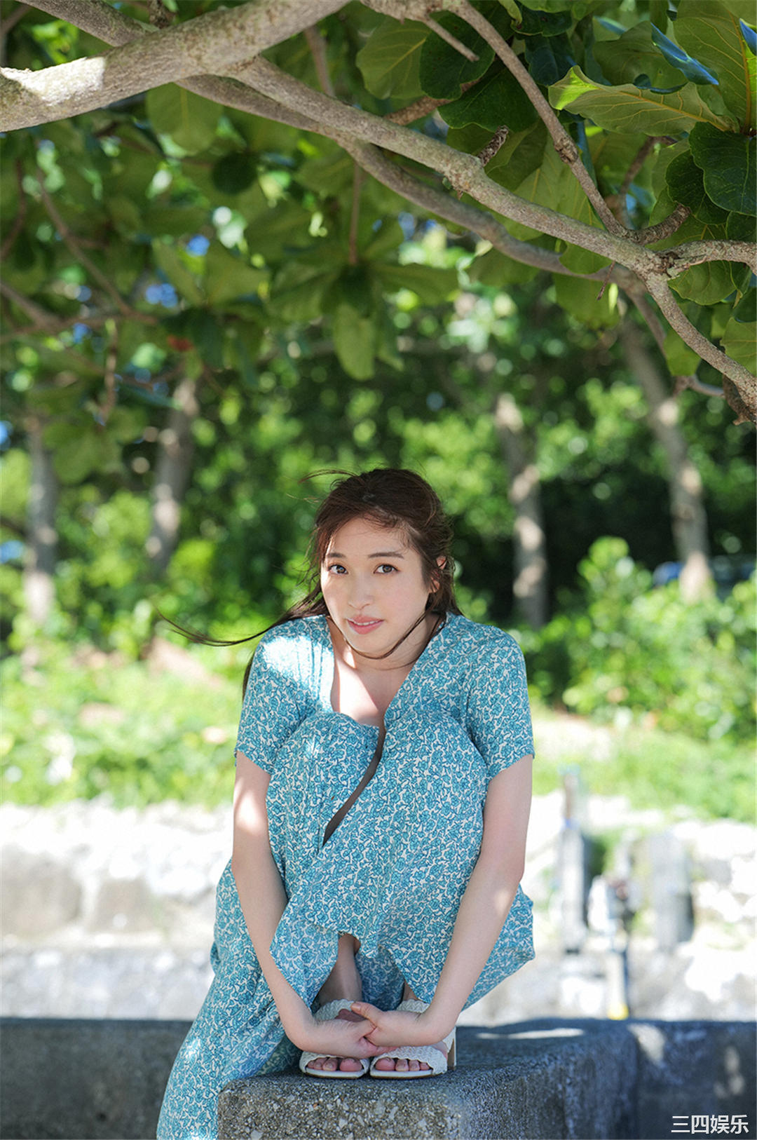 村岛未悠写真集《 スペシャル写真集「虹色の女神」》