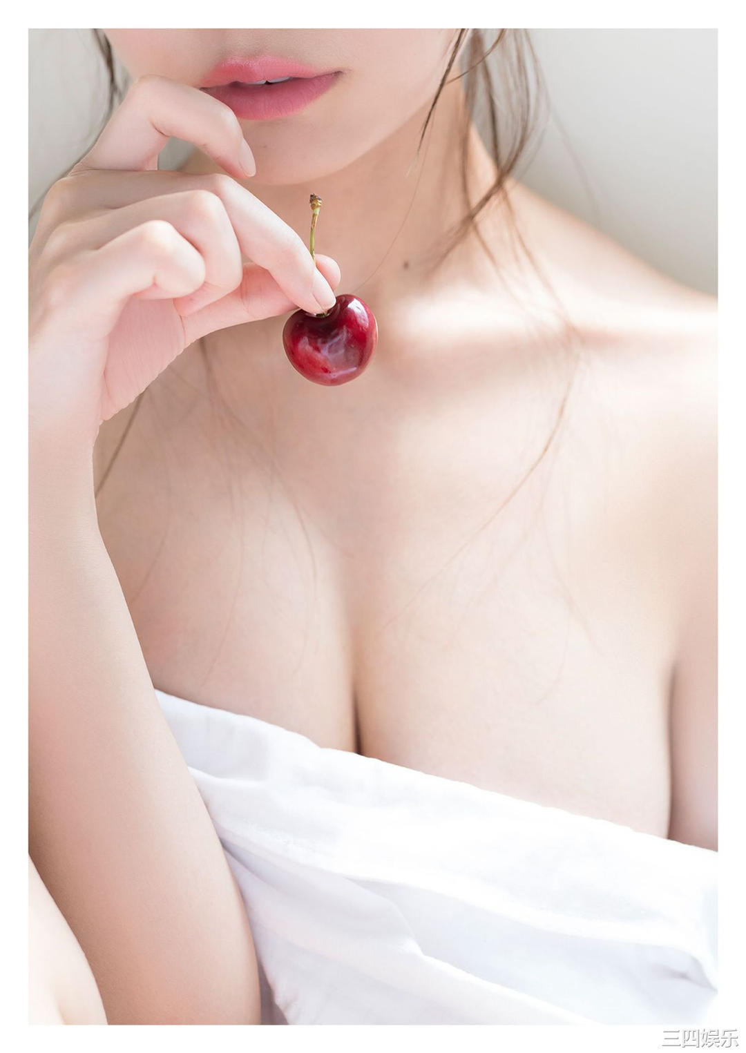 似鸟沙也加写真集《Squeeze！》高清全本