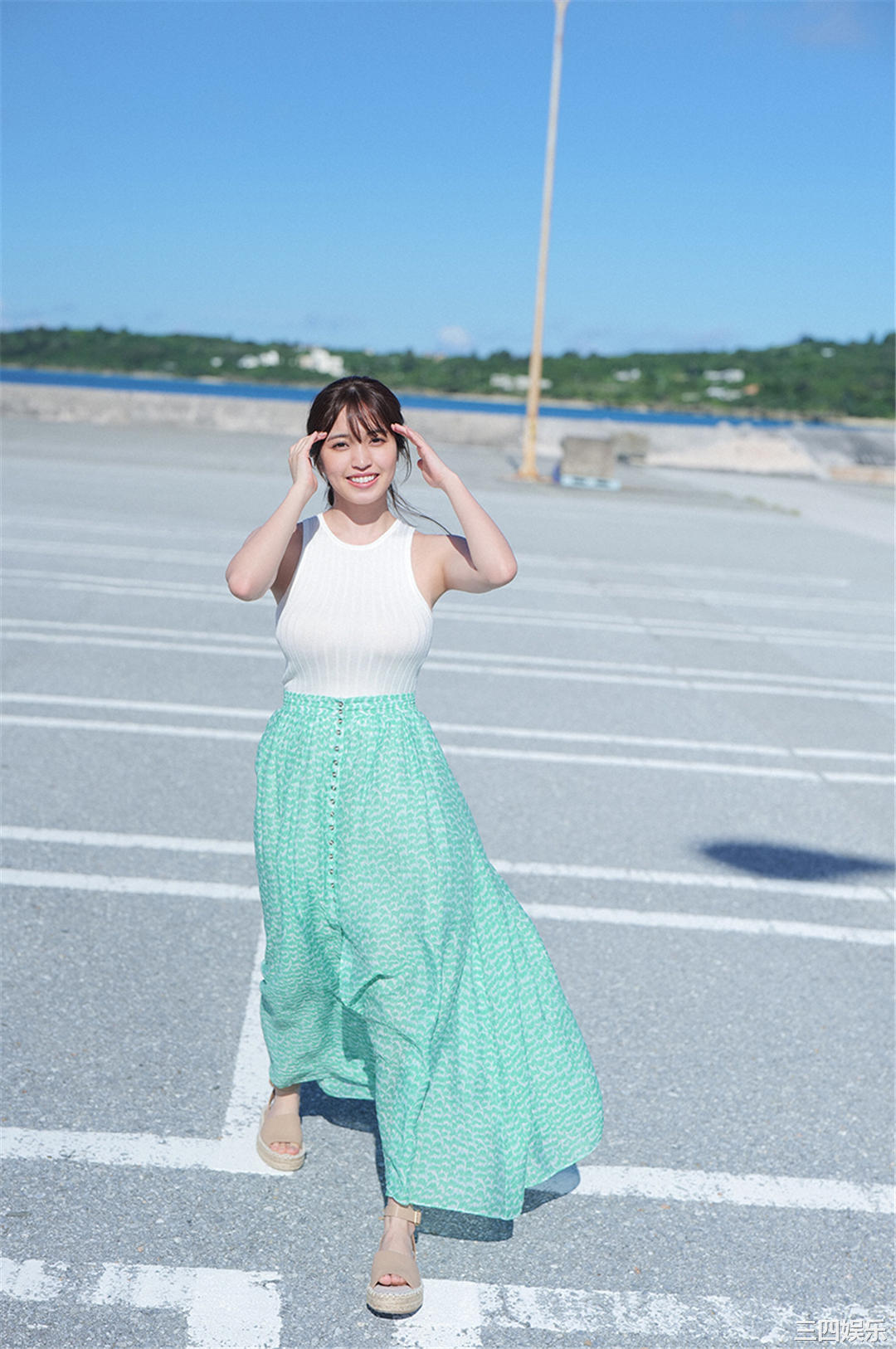 村岛未悠写真集《 スペシャル写真集「虹色の女神」》