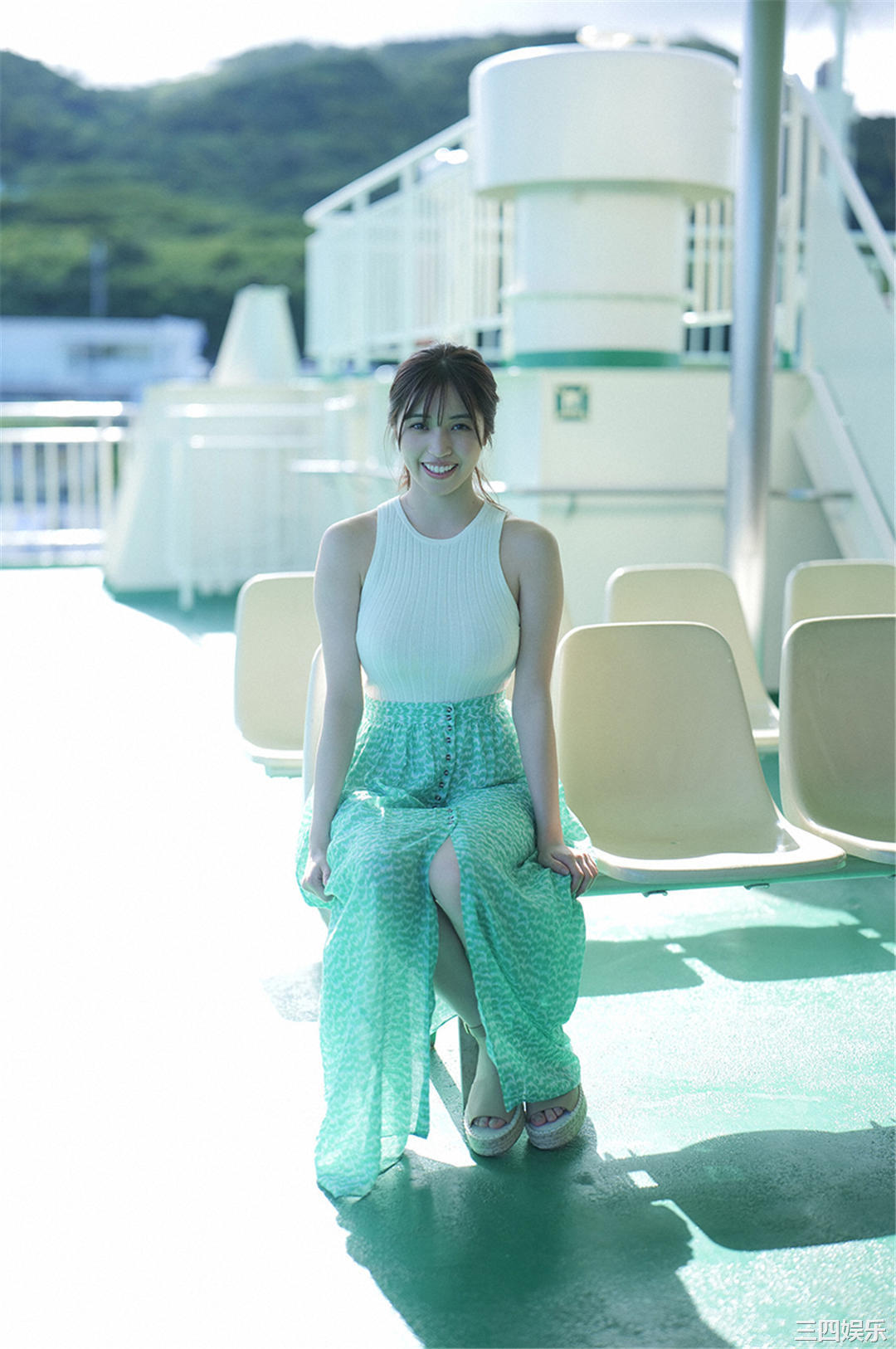 村岛未悠写真集《 スペシャル写真集「虹色の女神」》