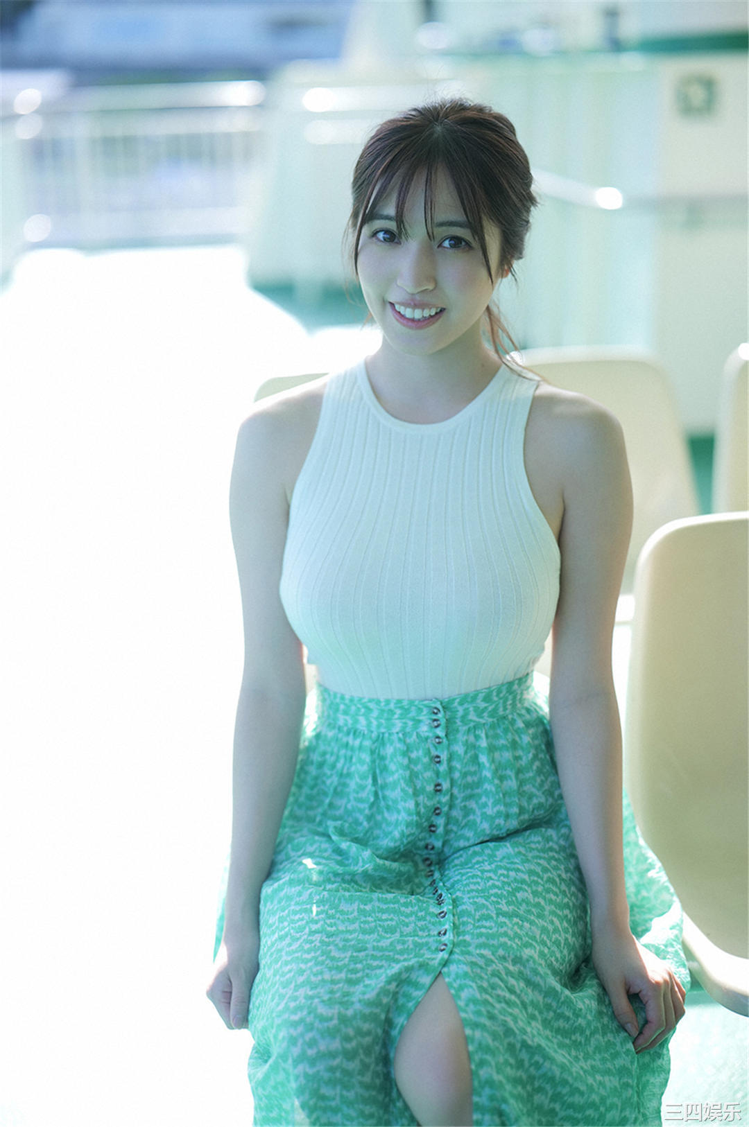 村岛未悠写真集《 スペシャル写真集「虹色の女神」》