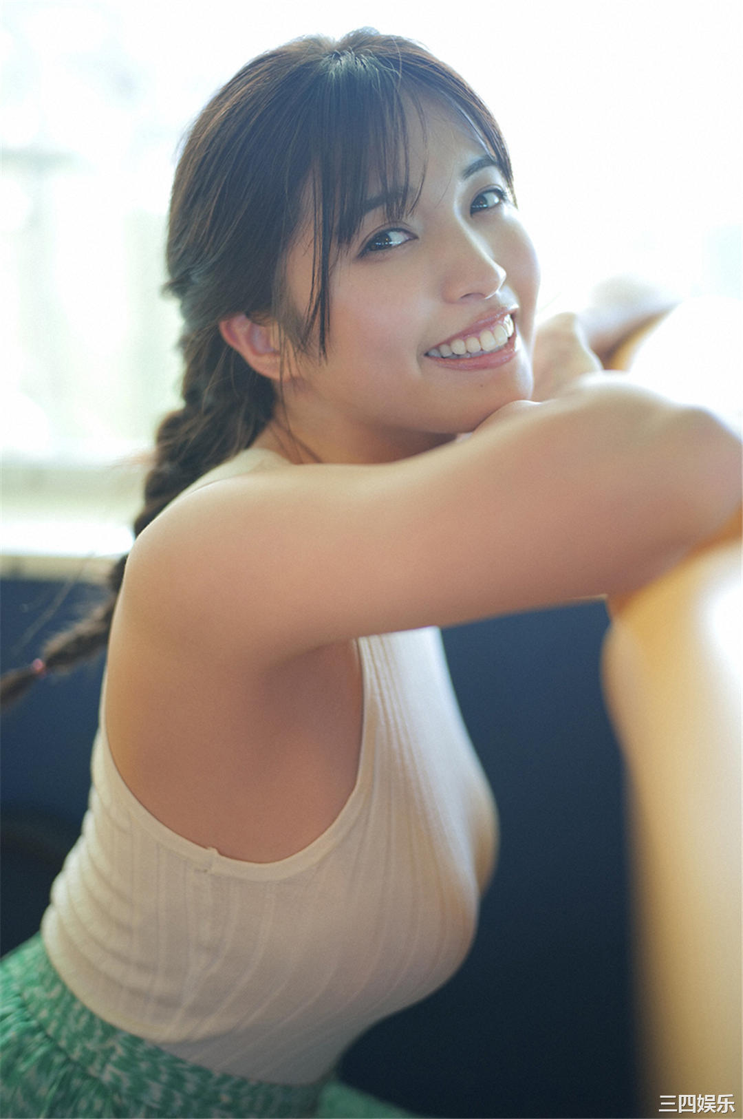 村岛未悠写真集《 スペシャル写真集「虹色の女神」》