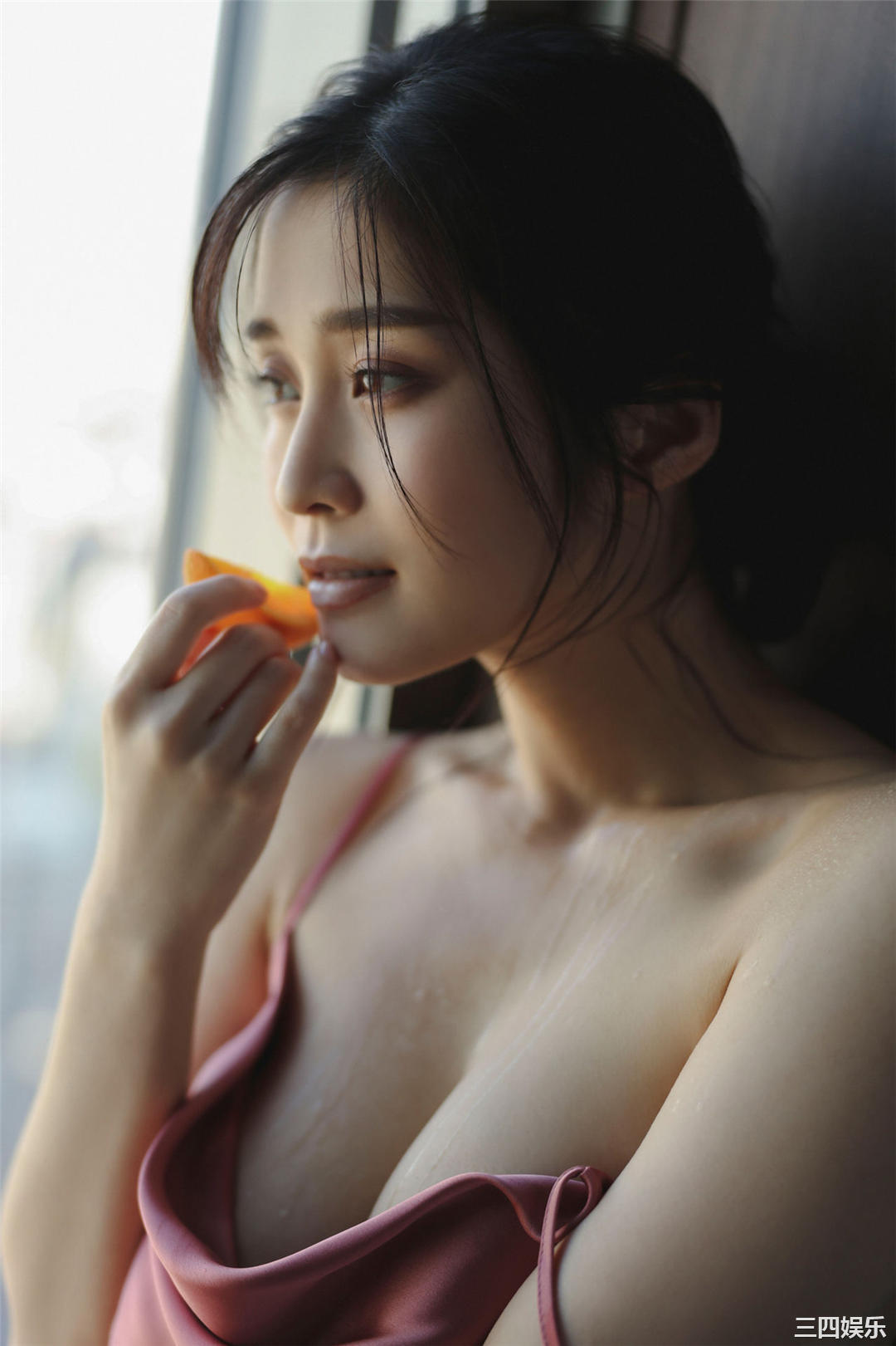 高桥凛写真集《Ｉカップ美女と、スイートルームで。ｖｏｌ．１》高清全本