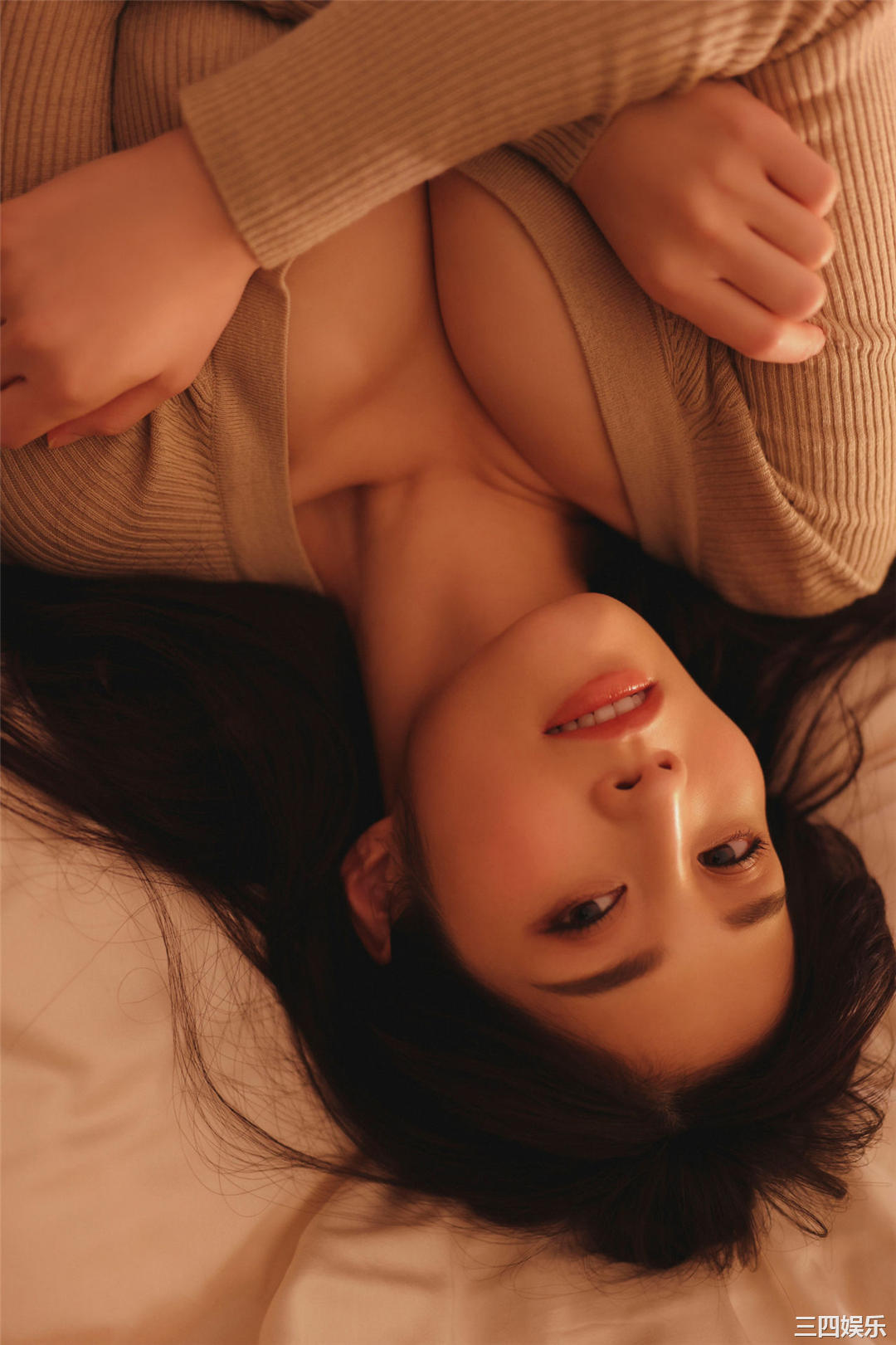 高桥凛写真集《Ｉカップ美女と、スイートルームで。ｖｏｌ．１》高清全本