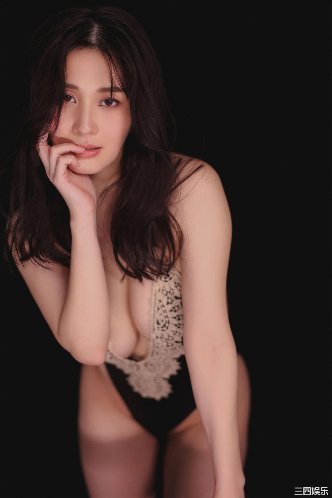 高桥凛写真集《Ｉカップ美女と、スイートルームで。ｖｏｌ．１》高清全本