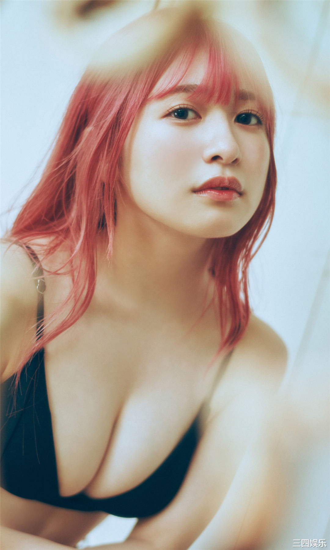 早川渚纱写真集《梅雨なピンクダーク》高清全本