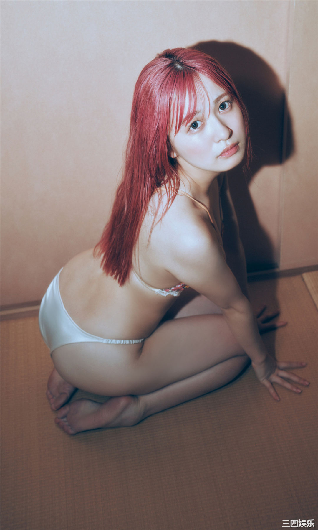 早川渚纱写真集《梅雨なピンクダーク》高清全本