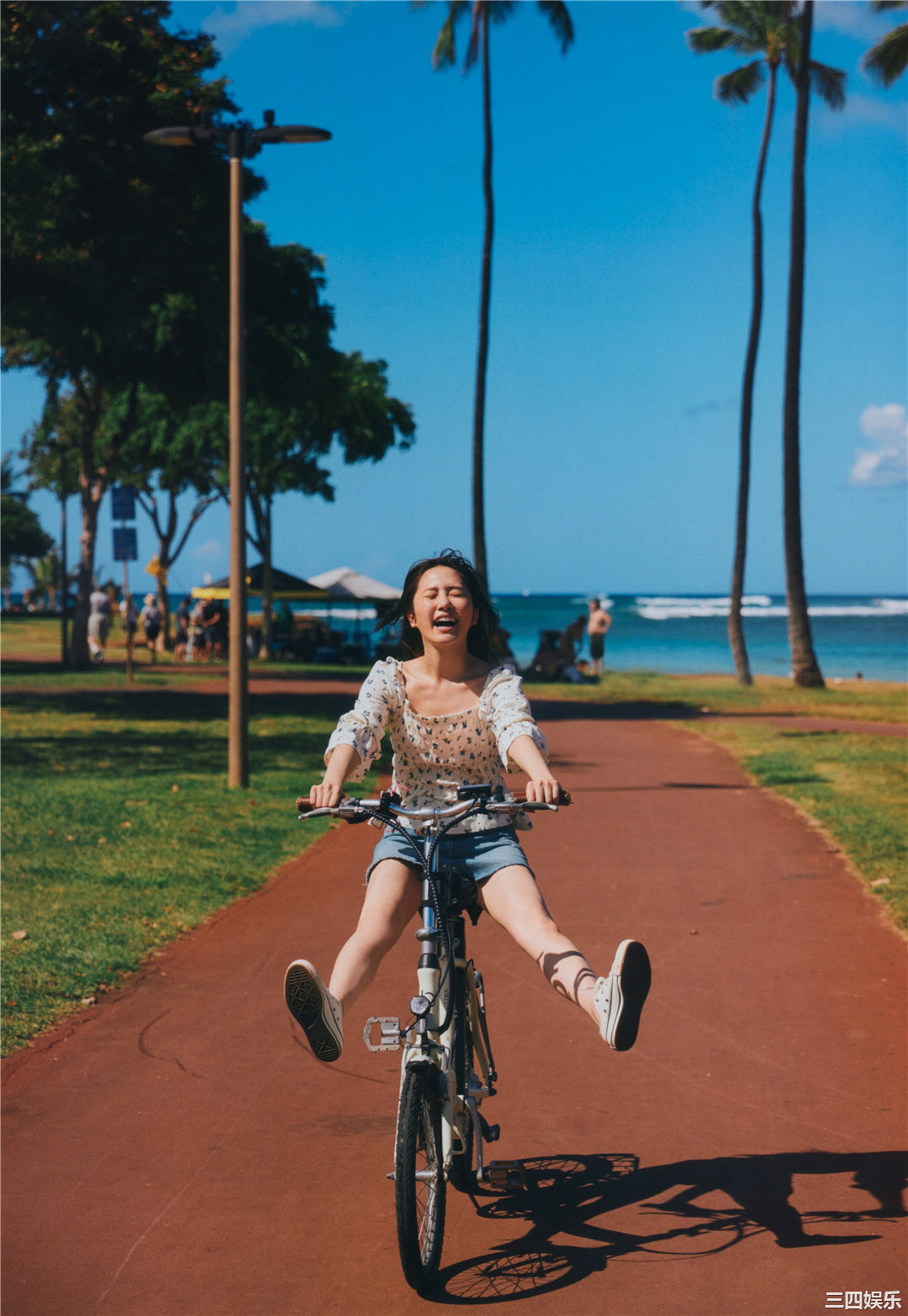 加藤史帆1ST写真集《＃会いたい》高清全本