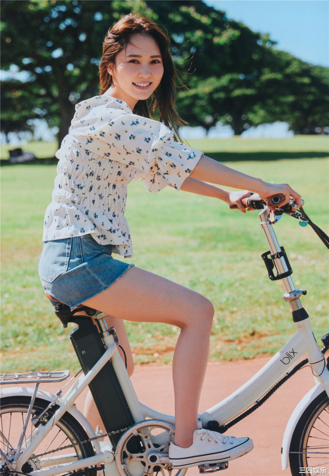 加藤史帆1ST写真集《＃会いたい》高清全本