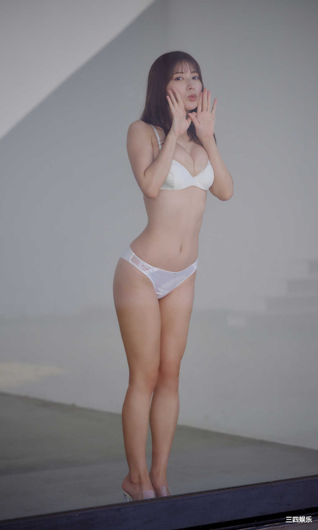 雪平莉左写真集《凜として、純白。》高清全本