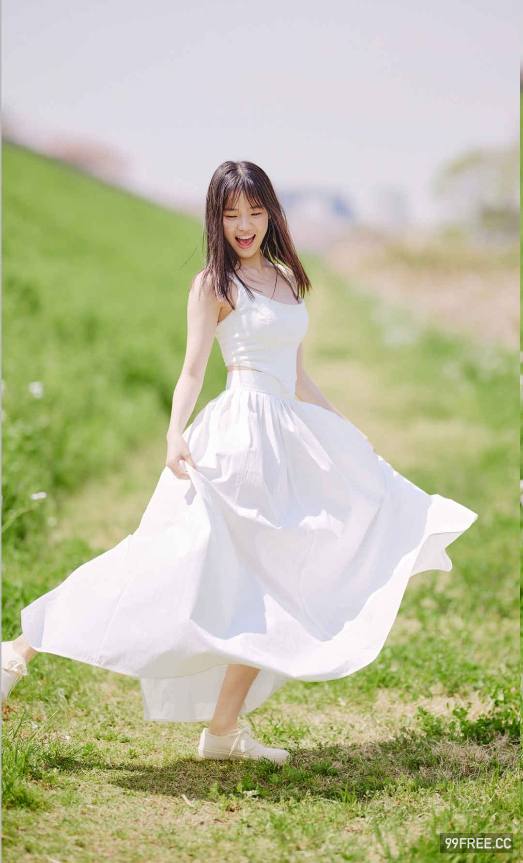 志田琥珀写真集《少女と大人の狭間で》高清全本