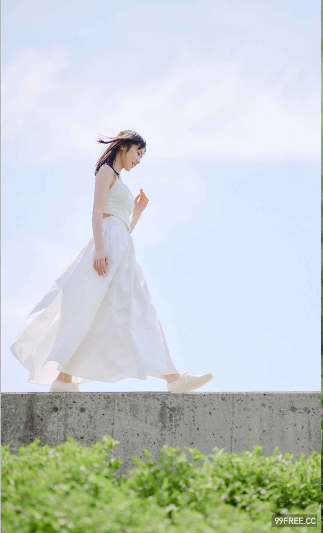 志田琥珀写真集《少女と大人の狭間で》高清全本